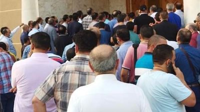 مصدر بالجالية المصرية في السعودية يكشف تفاصيل احتجاز مواطن لاعتراضه على سوء التنظيم أمام مقر البعثة