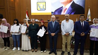 محافظ جنوب سيناء يكرم أوائل الشهادة الإعدادية | صور