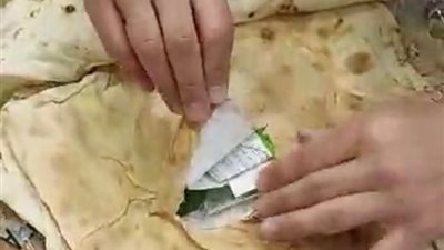 جمارك مطار القاهرة تضبط راكبًا حاول تهريب كمية من الأدوية داخل الخبز | صور 