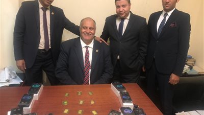 ضبط راكب حاول تهريب 9 سبائك ذهبية وهواتف محمولة بمطار القاهرة | صور