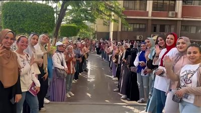 تستحق أكثر من ذلك.. طلاب إعلام عين شمس ينظمون ممرًا شرفيًا لـ أستاذة جامعية 