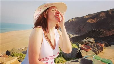 دنيا عبد العزيز ترفع شعار بلدنا أحلى في شهر العسل | صور