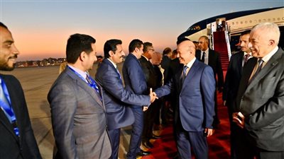 عقب وصوله القاهرة.. رئيس القيادة اليمني يشيد بموقف مصر التاريخي باستضافة أكثر من مليون يمني |صور