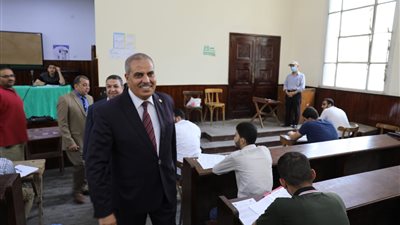 رئيس جامعة الأزهر يتفقد لجان الامتحانات بقطاع الدراسة