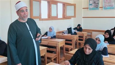 طلاب القسم العلمي بالشهادة الثانوية الأزهرية بسوهاج يؤدون امتحان اللغة الإنجليزية