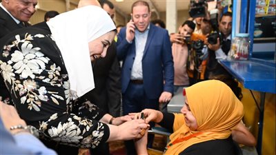 وزيرة التضامن ومحافظ الجيزة يسلمان 150 مشروع أكشاك لذوي الهمم بالمحافظات | صور 