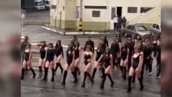 عرض عسكري بملابس