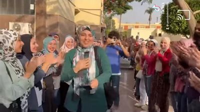 طلاب إعلام عين شمس يعبرون عن حبهم لمعلمتهم بممر شرفي: والدكتورة: ربنا يجبر بخاطرهم ويسعدهم