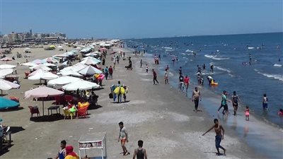إقبال كبير من المواطنين على شواطئ بورسعيد هربًا من حرارة الجو | صور 