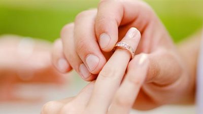 اعزموني على فرحكم.. إلهام شاهين تطلق مبادرة لحل مشكلات الزواج والتيسير على الشباب