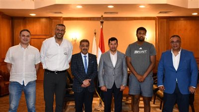 وزير الرياضة يلتقي لاعب كندي فضل تمثيل مصر في كرة السلة