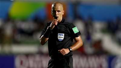 الجنوب إفريقي فيكتور جوميز حكمًا لمباراة بيرو وأستراليا في الملحق المؤهل لـ المونديال