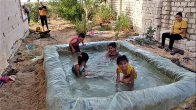 مواطن بشمال سيناء يصنع حمام سباحة بمنزله لتخفيف الموجة الحارة عن أحفاده | صور