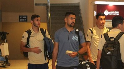 وصول فريق المنصورة إلى برج العرب استعدادًا لمواجهة المصري في كأس مصر | صور
