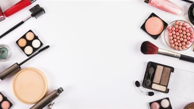 تنقل البكتريا وتسبب الالتهابات.. 4 أدوات تجميلية يجب الانتباه منها