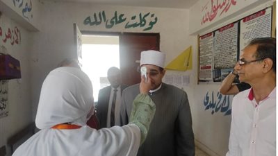 رئيس الإدارة المركزية للامتحانات يتابع سير العمل داخل لجان الثانوية الأزهرية 