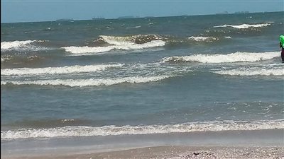 تيارات هوائية شديدة تسحب للأعماق.. إدارة شاطئ بورسعيد تحذر من السباحة | صور 