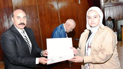 محافظ أسوان يكرم أوائل الشهادة الإعدادية