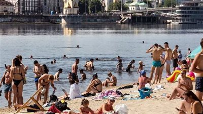 رغم الحرب والدمار.. أوكرانيون يستمتعون بالمصيف ويلعبون الكرة الطائرة │ صور وفيديو