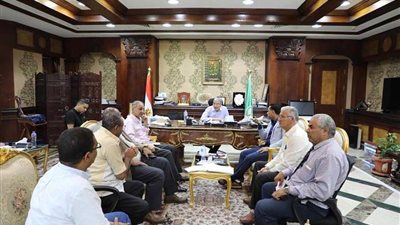 محافظ المنيا يعقد اجتماعًا موسعًا مع النواب لحل عدد من القضايا التي تهم المواطنين
