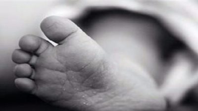 حبس سيدة وابنتها بعد إلقاء طفلها في صندوق قمامة بكرداسة