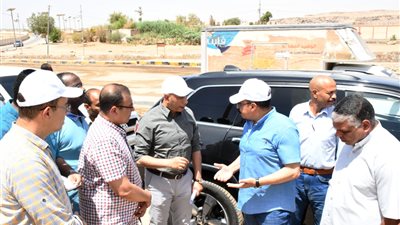 محافظ أسوان يأمر بتوقيع غرامة 15 ألف جنيه على محل لإلقائه المخلفات بالطريق