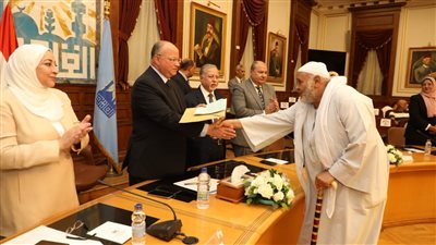 محافظ القاهرة يسلم 26 عقدًا موثقا لورش ومصانع بمنطقة شق الثعبان