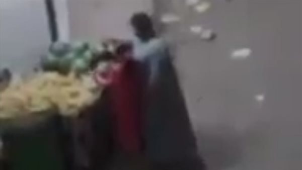 بائع يتحرش بفتاة