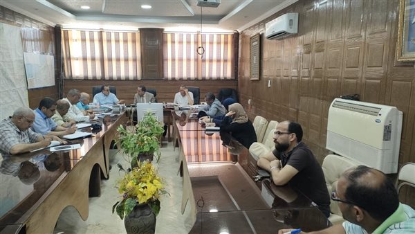 جانب من اجتماع المحافظ