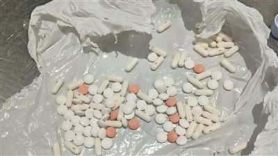 جمارك المطار تضبط راكبين بحوزتهما عقاقير وعبوات بداخلها زيوت مخدرة