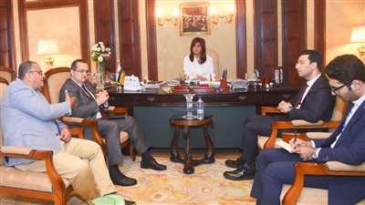 وزيرة الهجرة تبحث مع أحد المشاركين بمصر تستطيع مقترح إنشاء مركز تحليل بيانات في مصر 