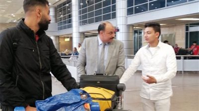 مطار القاهرة يستقبل الطالبين المحررين من الاختطاف في جنوب إفريقيا 