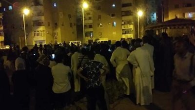 تجمع العشرات من متضرري مستريح السيارات بأسوان للمطالبة باسترداد أموالهم 