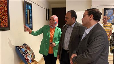 نائب رئيس جامعة بنها لشئون التعليم والطلاب يفتتح معرضين فنيين