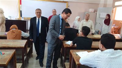نائب رئيس جامعة بنها للدراسات العليا يتفقد سير الامتحانات بكلية العلوم