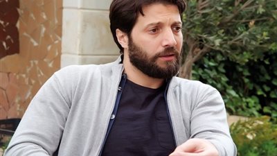محمد الأحمد يظهر بشخصيتين في مسلسل الحجرة