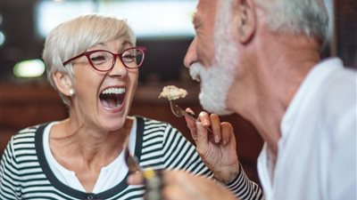 مُسن ينسى زوجته على جانب الطريق ويقود لساعات معتقدًا أنها نائمة في السيارة.. ما القصة؟ 