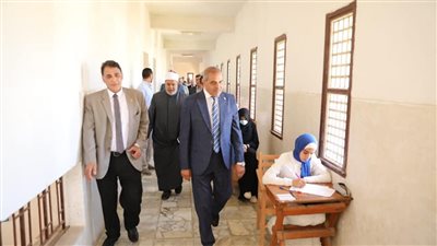  رئيس جامعة الأزهر يتابع لجان امتحانات كلية طب البنات بدمياط
