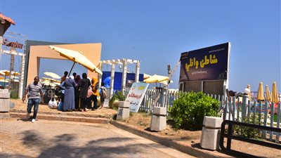 أجبرت المواطنين دفع إكرامية لدخول دورات المياه.. فصل عاملة بشاطئ «وانلي» بالإسكندرية