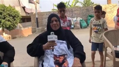 بعد إحالة المتهمين للمفتي.. والدة الشاب ضحية القتل على يد أقاربه ببنها: الحكم برّد نارنا | بث مباشر