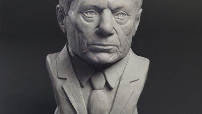 أنا الزعيم.. نجل الفنان محمد محمود يصنع تمثالا لـ عادل إمام | صور وفيديو