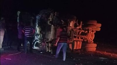 الاستعلام عن الحالة الصحية للمصابين الـ4 في تصادم سيارتين نصف نقل وميكروباص بالصف