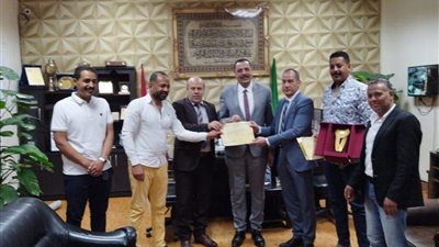  حي غرب شبرا الخيمة يُكرم مواطنًا أعاد لوحة مفقودة منذ نصف قرن للدولة