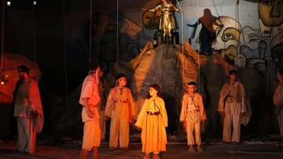  الغرباء لا يتعلقون بالحبال.. عرض مسرحي يدعو للتمسك بالهوية في حديقة السيدة زينب