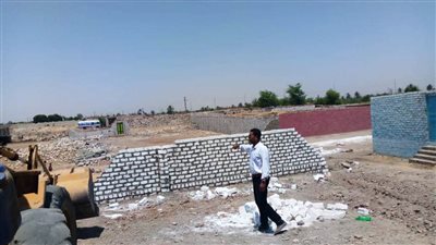 محافظ أسوان يتابع المهام الأساسية للوحدات المحلية ورفع إشغالات ومصادرة عربات النباشين