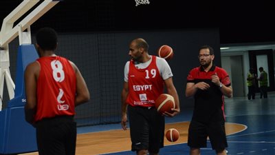 عمرو الجندي لاعب منتخب مصر لكرة السلة: واثق من التأهل لكأس العالم