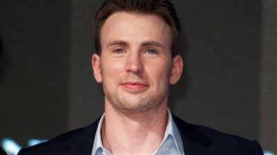 كريس إيفانز يهاجم منتقدي قبلة المثليين بفيلم Lightyear: أغبياء