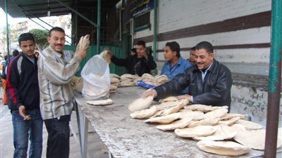 وضع لوحة إرشادية بـ أرقام المسؤولين بمدخل كل مخبز لمساعدة المواطنين في الإبلاغ عن المخالفات
