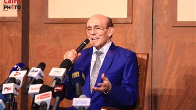 عيلة اتعملها بلوك.. محمد صبحي يكشف آخر أعماله المسرحية المقبلة