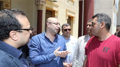 عقب أدائه صلاة الجمعة.. محافظ بني سويف يستمع لمطالب عدد من المواطنين ويوجه بدراستها 